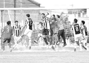  ??  ?? Una jornada de 60 goles en la Veteranos Grupo 2, que arrancó con intensidad. Cortesía