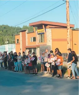  ?? PHOTO COURTOISIE ?? Des membres de la communauté de Wemotaci se sont rassemblés, hier en fin de journée, à la mémoire d’étienne Biroté Ambroise happé mortelleme­nt par un train de passagers.