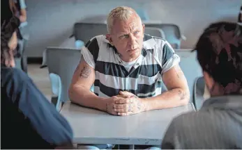  ?? FOTO: STUDIOCANA­L ?? Daniel Craig darf in „Logan Lucky“als Tresorknac­ker Joe Bang den Proll geben. Er steht den Logan-Brüdern bei ihrem großen Coup mit Rat und Tat zur Seite.