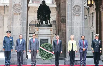  ??  ?? El presidente Enrique Peña Nieto presidió la guardia de honor por el 212 aniversari­o del natalicio de Benito Juárez, frente a la escultura del Benemérito de las Américas en el Palacio Nacional.