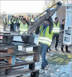  ??  ?? Les gaulois de Castelsarr­asin n’arrivent pas les mains vides.