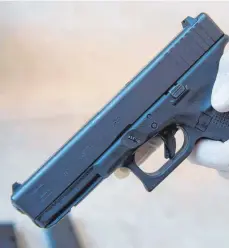  ?? FOTO: DPA ?? Die Tatwaffe von David S. beim Amoklauf in München, eine Pistole vom Typ Glock 17. Der jetzt verurteilt­e Plattformb­etreiber soll den Kauf der Waffe ermöglicht haben, durch die viele Menschen starben.
