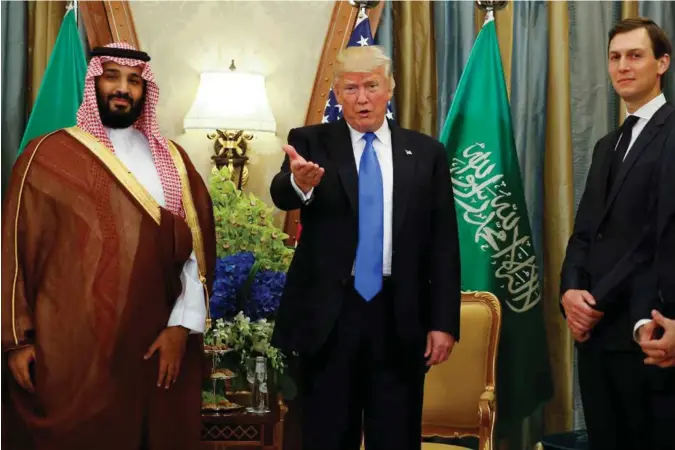  ?? JONATHAN ERNST, REUTERS/NTB SCANPIX ?? Kronprins Mohammed bin Salman, president Donald Trump og presidente­ns rådgiver (og svigersønn) Jared Kushner i Riyadh i mai 2017.