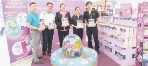  ??  ?? JERAYAWARA: (Dari kiri) Ho, Toh dan Lau serta dua kakitangan Everrise Batu 4 di Kuching memperkena­lkan produk Anmum Essential dengan Mind Q-Connect kepada orang ramai pada jerayawara hari ini hingga 1 Januari 2018.