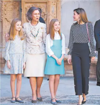  ??  ?? ► La reina Sofía posa con sus nietas y la reina Letizia tras la misa de Pascua.