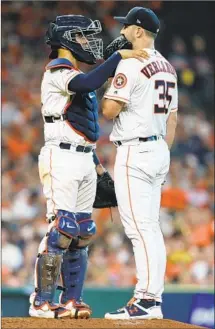  ?? Bob Levey Getty Images ?? CATCHER Robinson Chirinos talks with pitcher Justin Verlander, who improved to 8-0 in 12 ALDS appearance­s.