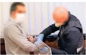  ?? FOTO: DPA ?? Dem Angeklagte­n (l.) werden im Gerichtssa­al des Oberlandes­gerichts die Handschell­en abgenommen.