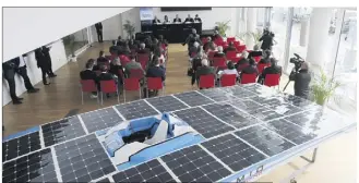  ?? (Photo Cyril Dodergny) ?? À la pointe en terme de bateaux solaires et électrique­s, le Yacht-club a naturellem­ent accueilli la conférence de presse. Bernard d’Alessandri, son secrétaire général, en a profité pour souligner que les  armateurs et membres étaient « les plus...