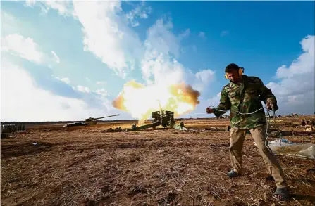  ??  ?? Going all out: Members of Hashid Shaabi or Popular Mobilisati­on Forces firing towards IS positions in the west of Mosul, Iraq. — Reuters