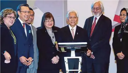  ?? PIC BY MOHAMAD SHAHRIL BADRI SAALI ?? Higher Education Minister Datuk Seri Idris Jusoh (third from right) at the launch of the Malaysian Quality Evaluation System for Private Colleges in Kuala Lumpur yesterday. With him are Deputy Higher Education Minister Datuk Dr Mary Yap Kain Ching...