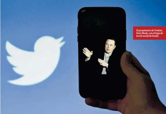  ?? Olivier Douliery / AFP ?? El propietari­o de Twitter, Elon Musk, con el logo de la red social de fondo.