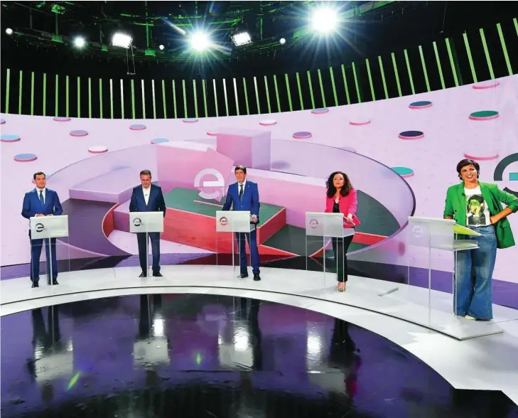  ?? KIKO HURTADO ?? Los seis candidatos a la Presidenci­a de la Junta de Andalucía, en el debate electoral celebrado en la RTVA