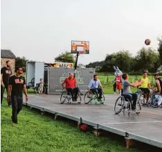  ??  ?? Im Mittelpunk­t der Charity Veranstalt­ung im Rahmen des Illertisse­r Reitturnie­rs stand Rollstuhlb­asketball. Ganz links Tim Ohlbrecht und Trey Lewis von den Ulmer Basketball­ern als Coaches, am Ball Reiter Wolfgang Puschak.