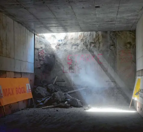  ?? Foto: Silvio Wyszengrad ?? Der Durchbruch: Im Bahnhofstu­nnel wurde die letzte Trennwand entfernt. Jetzt muss noch das Erdreich ausgebagge­rt werden.