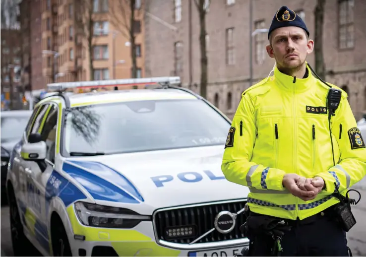  ?? ?? Joakim Bromander är trafikpoli­s i Göteborg och menar att mobilanvän­dandet vid bilkörning inte minskar alls. Till exempel har han sett förare titta på matcher och ha videosamta­l medan de kör på motorvägen.