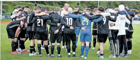  ?? FOTO: SEM ?? Einschwöre­n auf das Saisonfina­le: Quierschie­ds Trainer Thomas Bettinger und seine Mannschaft können aus eigener Kraft den direkten Aufstieg schaffen.