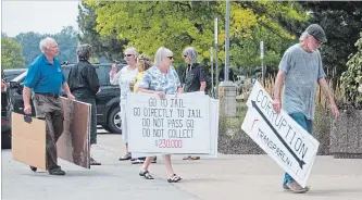  ?? BOB TYMCZYSZYN THE ST. CATHARINES STANDARD ?? Protestors were out before a special regional council meeting Thursday.