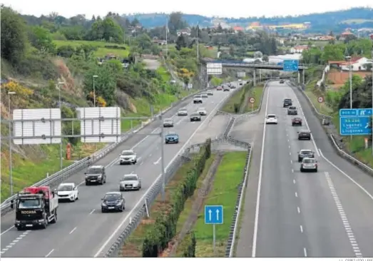  ?? J. L. CEREIJIDO / EFE ?? Autovía entre Oviedo y Gijón, que, como el resto de la red estatal y autonómica, estaría afectada por la implantaci­ón de peaje.