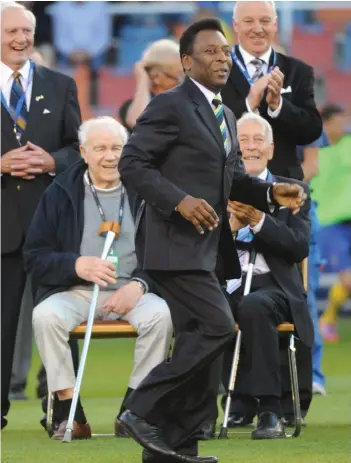  ?? ARKIVBILD: FREDRIK SANDBERG ?? Sista besöket på Råsunda. Pelé och många av 1958-veteranern­a hyllas inför den sista landskampe­n på arenan, Sverige mot Brasilien 2012.