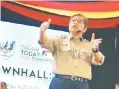  ??  ?? AMANAT: Abang Johari pada Sesi Townhall ‘Berambeh Ngan CM Abang Jo’ di Betong semalam.