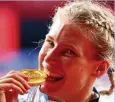 ?? FOTO: JAN WOITAS / DPA ?? Die Ringerin Aline Rotter-focken freut sich riesig über ihre Goldmedail­le.