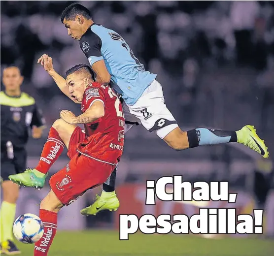  ?? (FOTOBAIRES) ?? Controlado. Cristian Romero defiende fuerte y salta sobre Norberto Briasco. Belgrano apeló a los juveniles en el final del torneo.