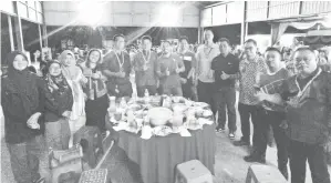  ?? ?? MERIAH: Ding menghadiri Majlis Makan Malam dan Majlis Penghargaa­n PIBG di SK Ulu Binatang kelmarin.