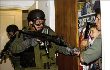  ?? ASSOCIATED PRESS ?? Alan Diaz, a 2001 Pulitzer Prize winner, captured this image of federal agents storming the home of Elian Gonzalez’s Miami relatives in April 2000.