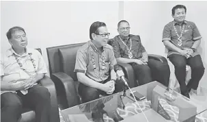  ??  ?? YAKIN: (Dari kiri) Ting dan Lee pada sidang media selepas menghadiri program Townhall JASA Jelajah Akar Umbi 2018 di Miri, petang kelmarin.