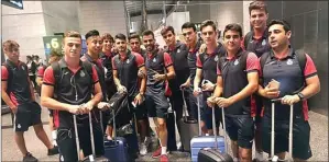  ??  ?? TWITTER LADENI GARUDA MUDA: Para pemain Espanyol berpose di Terminal 3 Bandara Soekarno-Hatta kemarin.