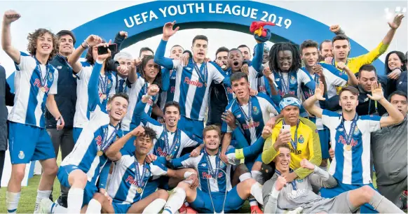  ??  ?? Festa merecida em Nyon do FC Porto, primeira equipa portuguesa a conquistar a Liga dos Campeões para equipas sub-19