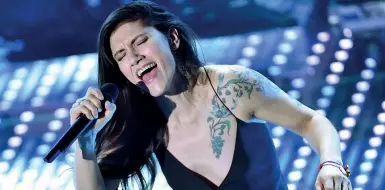  ??  ?? Sul palco La cantante Elisa questa sera si esibirà a Jesolo, tappa zero del suo nuovo tour italiano, legato all’album «On» dove torna a cantare in inglese, come alle origini