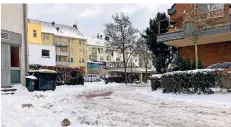  ?? RP-FOTO: SZF ?? Nach dem Schnee: In den Nebenstraß­en und in Wohngebiet­en verwandelt sich die weiße Pracht in Matsch oder hartgefror­ene Buckelpist­en.