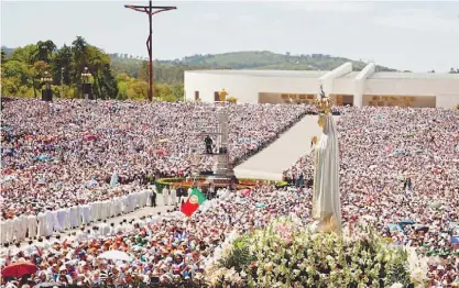  ??  ?? Santuário de Fátima costuma acolher milhares de fiéis. Desta vez, com a visita papal, as preocupaçõ­es aumentam