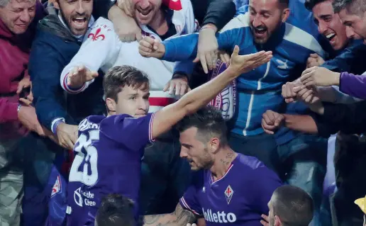  ??  ?? Federico Chiesa esulta dopo un gol insieme ai tifosi della Fiorentina. Con il rinnovo fino al 2022 (senza clausola) l’ala viola si candida a diventare una bandiera della società