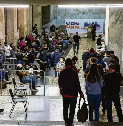  ?? Danilo Verpa - 28.jun.2021/folhapress ?? Paulistano­s fazem fila na galeria Prestes Maia, na República, região central de São Paulo, para tomar a vacina; pesquisa mostra que na capital a vacinação não prioriza áreas com mais mortes