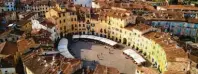  ?? Foto: RED Touristik ?? Die Piazza dell’Anfiteatro liegt im Stadtzentr­um innerhalb des Stadt‰ mauerrings von Lucca.