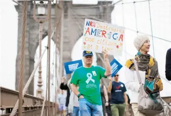  ??  ?? La manifestac­ión comenzó en Brooklyn y terminó en la alcaldía de Nueva York.