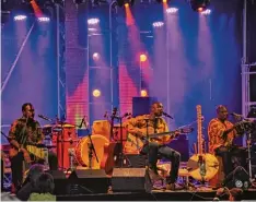  ?? Foto: Sammlung Odametey ?? Adjiri Odametey und seine Musikerkol­legen bringen afrikanisc­he Weltmusik nach Stadtberge­n.