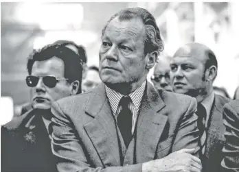  ?? FOTO: IMAGO/RUST ?? Der ehemalige Bundeskanz­ler Willy Brandt (SPD) mit Günter Guillaume (mit Brille) bei einer Veranstalt­ung eines Braunkohle­betriebes in Helmstedt im Jahr 1974. Die Aufnahme entstand wenige Tage vor Guillaumes Verhaftung.