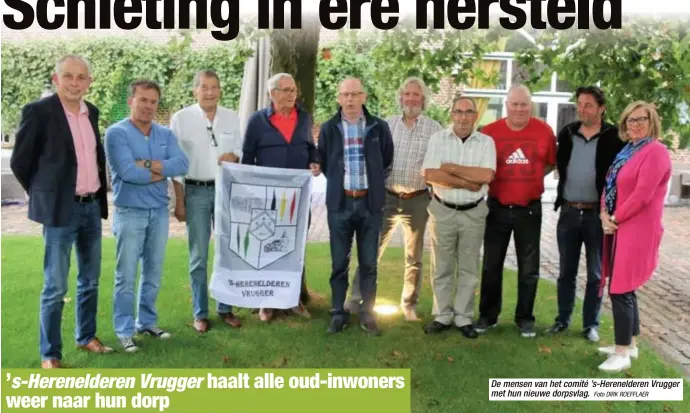  ?? Foto DIRK ROEFFLAER ?? De mensen van het comité ’s-Herenelder­en Vrugger met hun nieuwe dorpsvlag.