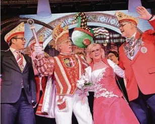  ?? FOTO: WOI ?? Bürgermeis­ter Breuer (l.) und KA-Präsident Jakob Beyen (r.) feierten mit dem neuen Prinzenpaa­r Dieter IV. und Heike II.