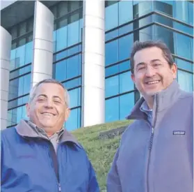  ??  ?? Los hermanos Claudio y Humberto Fischer Llop, en los años en que participab­an en la propiedad de Empresas AquaChile.