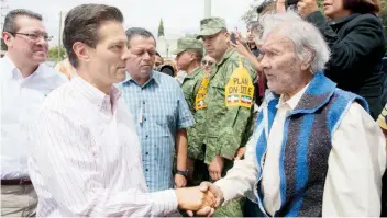  ??  ?? El presidente Enrique Peña Nieto supervisó los daños en Ixtacuixtl­a, Tlaxcala, y dialogó con los afectados.