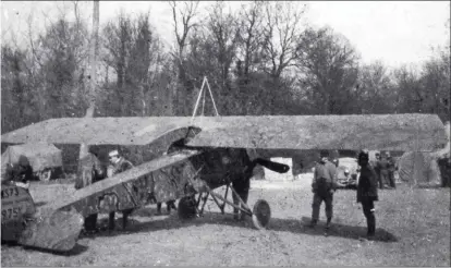  ?? DR/COLL. ALBIN DENIS ?? Premier appareil à expériment­er le camouflage en mars 1915, le Morane “Parasol” (n° 73) du sgt Marius Lacrouze, de l’escadrille MS 23 dans la Somme, vu ici après l’interventi­on des équipes du cne LucienVict­or Guirand de Scévola.