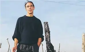  ??  ?? Un tratado estético. Derek Jarman escribió “Croma” en su último año de vida entre clínicas, consumos químicos y contemplac­iones bucólico-domésticas.