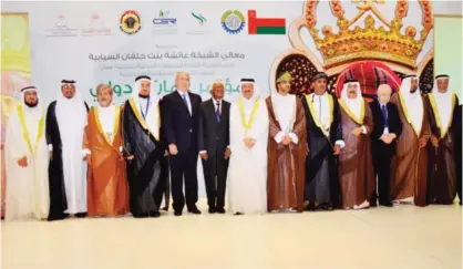  ??  ?? SALALAH: Chairman of the Internatio­nal Islamic Charity Organizati­on (IICO) Dr Abdullah Al-Maatouq poses for a group photo with other participan­ts in the 2016 Oman Internatio­nal Conference on Social Responsibi­lity. — KUNA