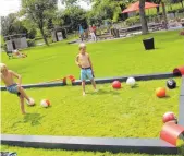  ?? FOTO: LEO SUCHAN ?? Beim Fußball-Billard braucht man vor allem Fußspitzen­gefühl und die richtige Technik.