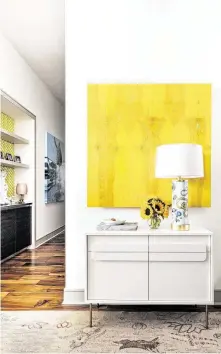  ?? Julie Soefer ?? Karen Pulaski used a printed image as wallcoveri­ng in a bookcase, at left, to create a custom look in her apartment.