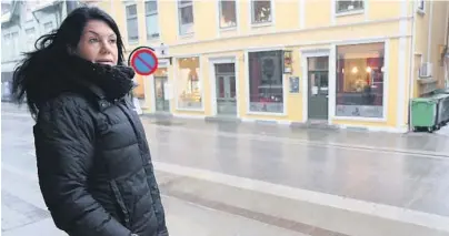  ?? FOTO: PER ARNE RENNESTRAU­M ?? VITNE: Malene Ringås stod her da hun så det som skjedde ved restaurant­en på andre siden av gata.